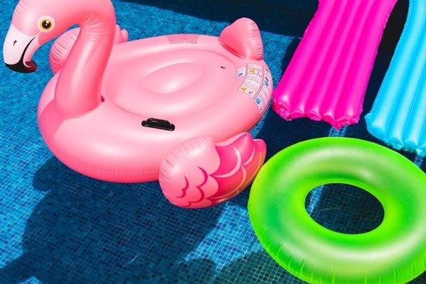 Quelle est la meilleure solution pour sécuriser une piscine hors sol dans un jardin familial?